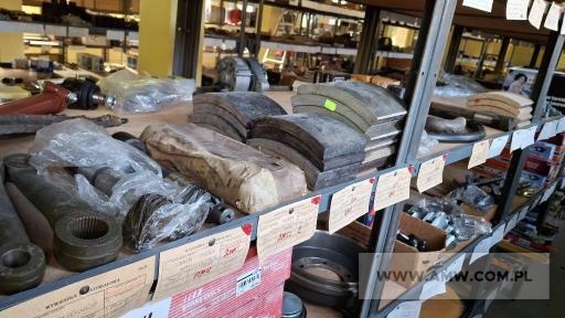 Części samochodowe (AUTOSAN, KAMAZ, UAZ) - pakiet zawierający 149 poz. asort. (wg oddzielnego wykazu), w tym m.in.: czujniki, drzwi prawe, głowica cylindrów, krzyżaki wału napędowego, mechanizm kierowniczy oraz różnicowy, pierścienie, pompa wody, półosie, resory tylne, skrzynia odbioru mocy, tarcze dociskowe sprzęgła, uszczelki, wały napędowe, zawory, zestawy panewek, zwrotnica osi przedniej itp. 